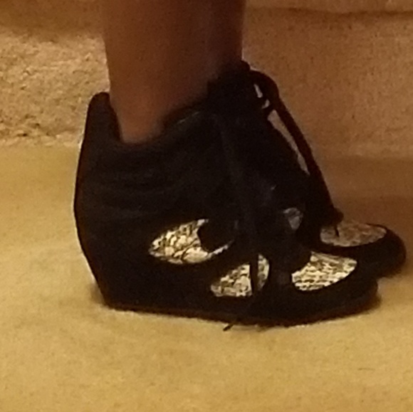 Shoes - Picture 2 of 4